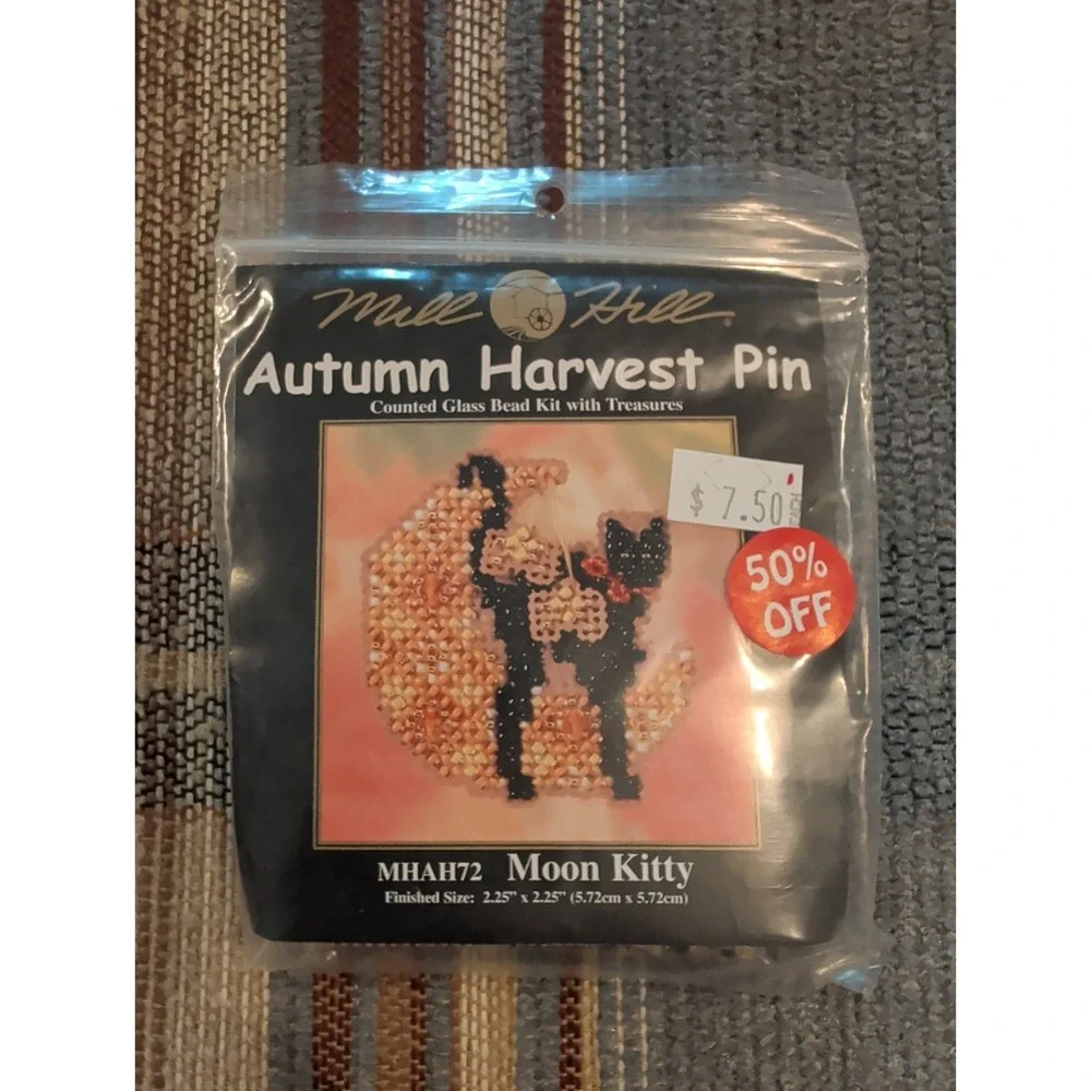New 2005 Kit Mill Hill Glass Counted Bead MHAH72 Moon Kitty Autumn Harvest Pin